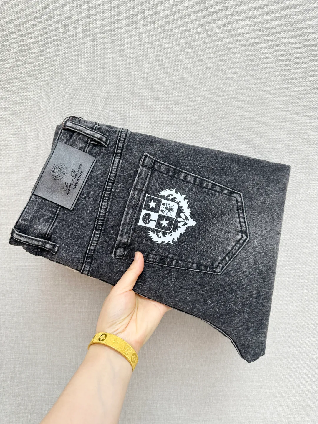 New products from LP counter, original jeans, made by original heavy industry, brand Classic LOGO design, complete with three standards! Original hardware accessories. The denim fabrics are customized at the counter and are completely matched to the counter. You are welcome to try them on before buying. Don’t be afraid of comparing good products. Sizes:29-38